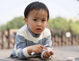 asiatischer Junge Mehrsprachigkeit